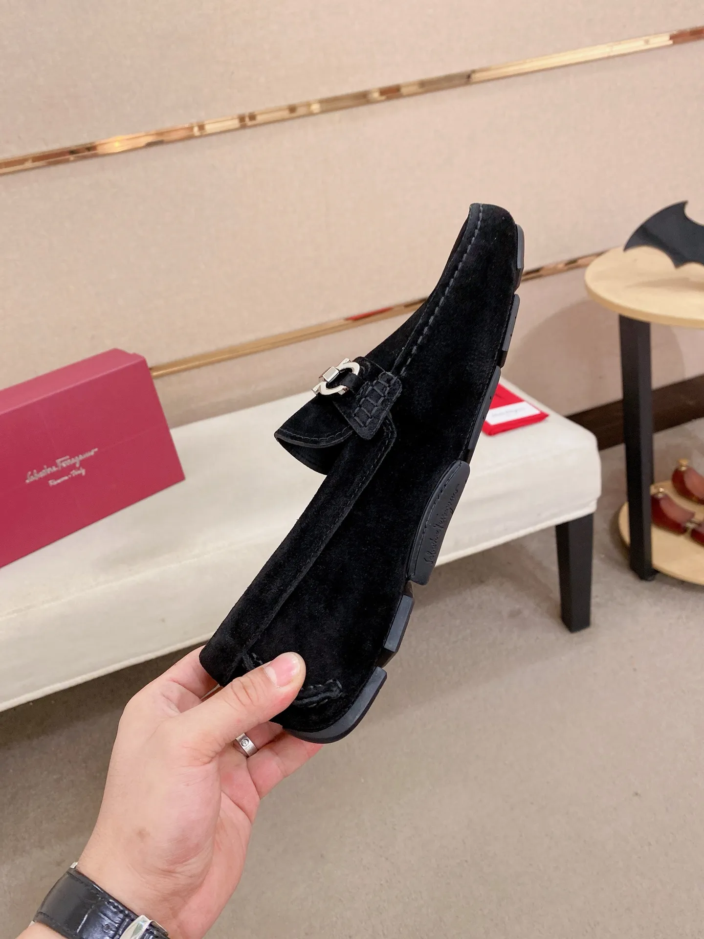 Men's shoes💰: 540💰High-end quality! Ferragamo🆕🆕Exclusive hot-selling products in stock🔥🔥New products on the shelves, high-quality Ferragamo men's pea shoes, high-end casual driving shoes, with complete packaging! 💪 💪 Material: imported Oxford cowhide 🐂 + imported high-quality water-dyed cowhide lining + wear-resistant outsole 👍🏻👍🏻 Features: high-end and comfortable, purely handmade 🚀 🚀 Create the perfect shoes that suit you best 🔥 🔥 Size: (38-44) 45 standard size can be customized!